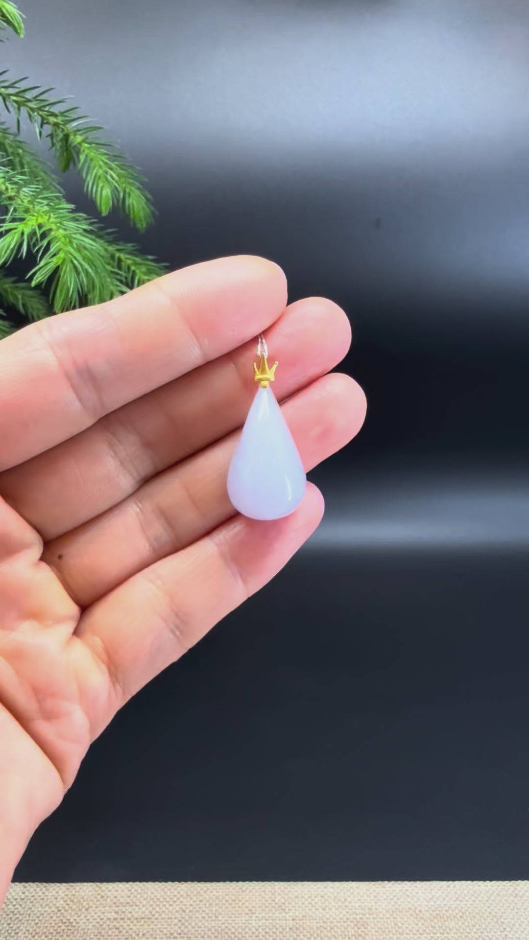 Load and play video in Gallery viewer, RealJade® &amp;quot;Water Drop&amp;quot; 18k Yellow Gold Light Lavender Jadeite Jade Pendant Necklace
