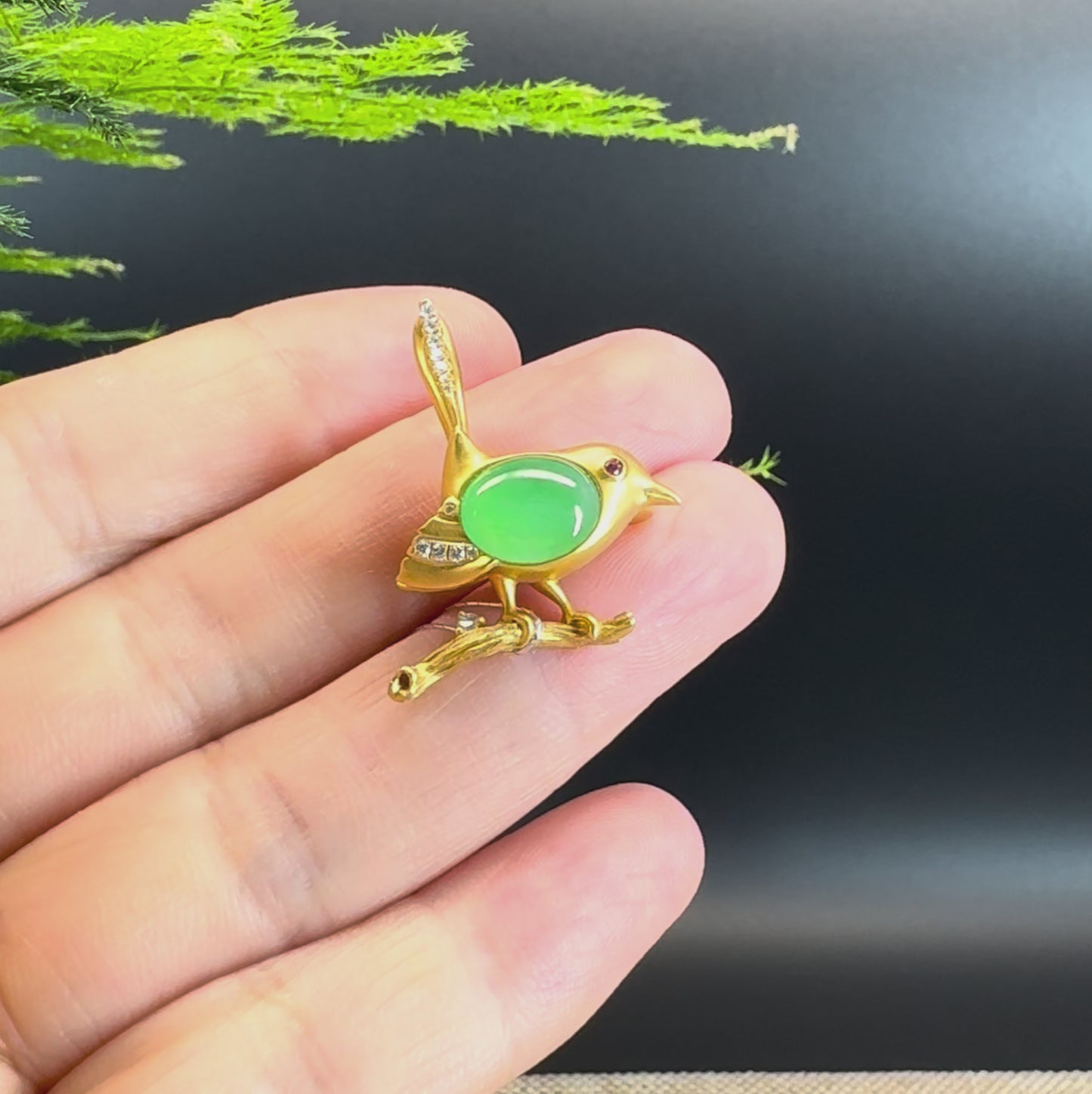 Load and play video in Gallery viewer, RealJade® &amp;quot;Lucky Bird Oval Jade&amp;quot; 18k Yellow Gold Green Jade Classic Pendant Necklace
