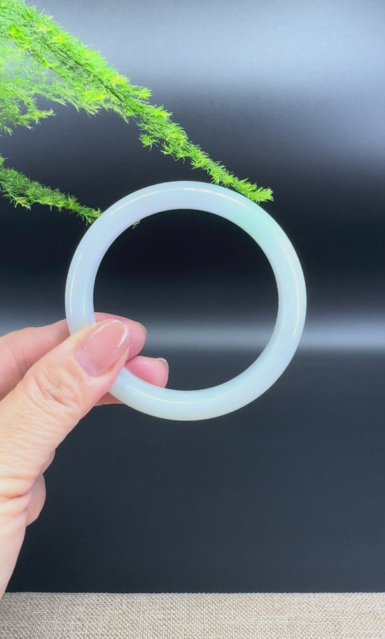 Load and play video in Gallery viewer, Genuine Burmese Green Jade Jadeite Bangle Bracelet ( 57mm )
