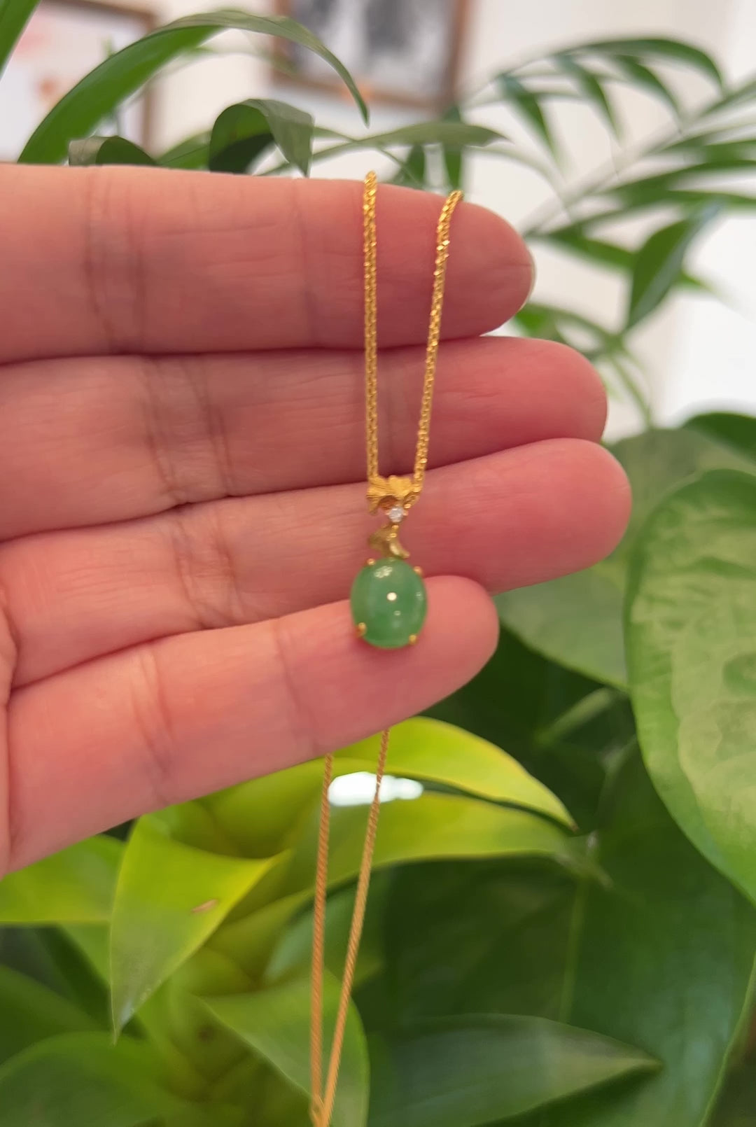 Load and play video in Gallery viewer, 18k Yellow Gold Jadeite Jade Ginkgo Leaf Pendant Necklace with Diamond
