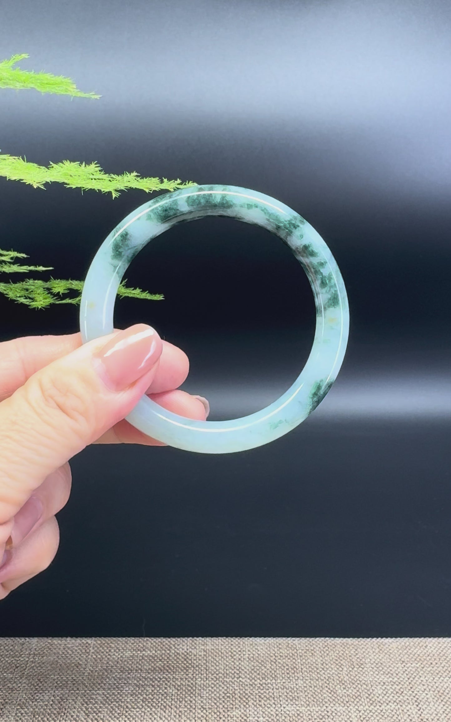 Load and play video in Gallery viewer, Genuine Burmese Green Jade Jadeite Bangle Bracelet ( 51.3mm )
