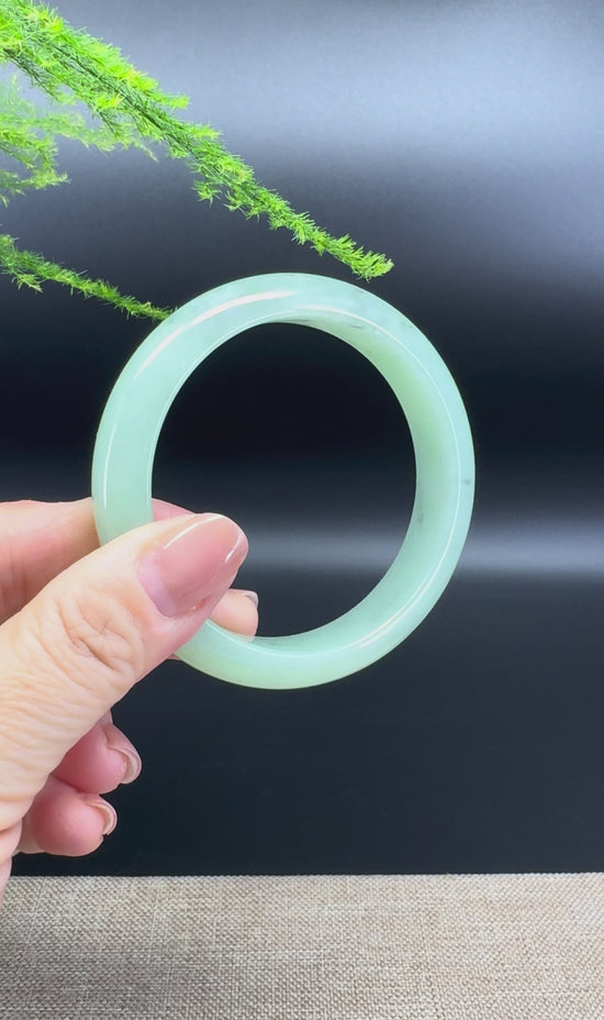 Load and play video in Gallery viewer, Genuine Burmese Green Jade Jadeite Bangle Bracelet (57.5mm)
