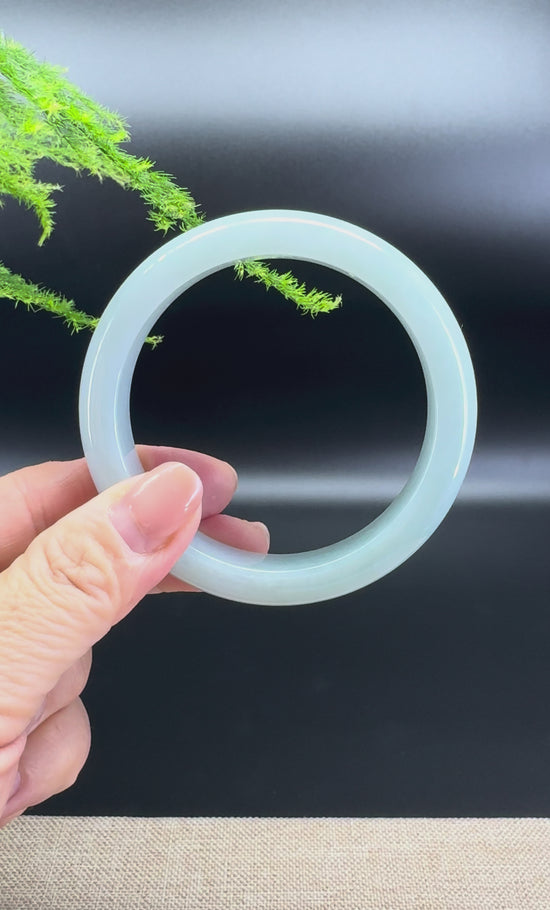 Load and play video in Gallery viewer, Genuine Burmese Green Jade Jadeite Bangle Bracelet ( 58.2mm )
