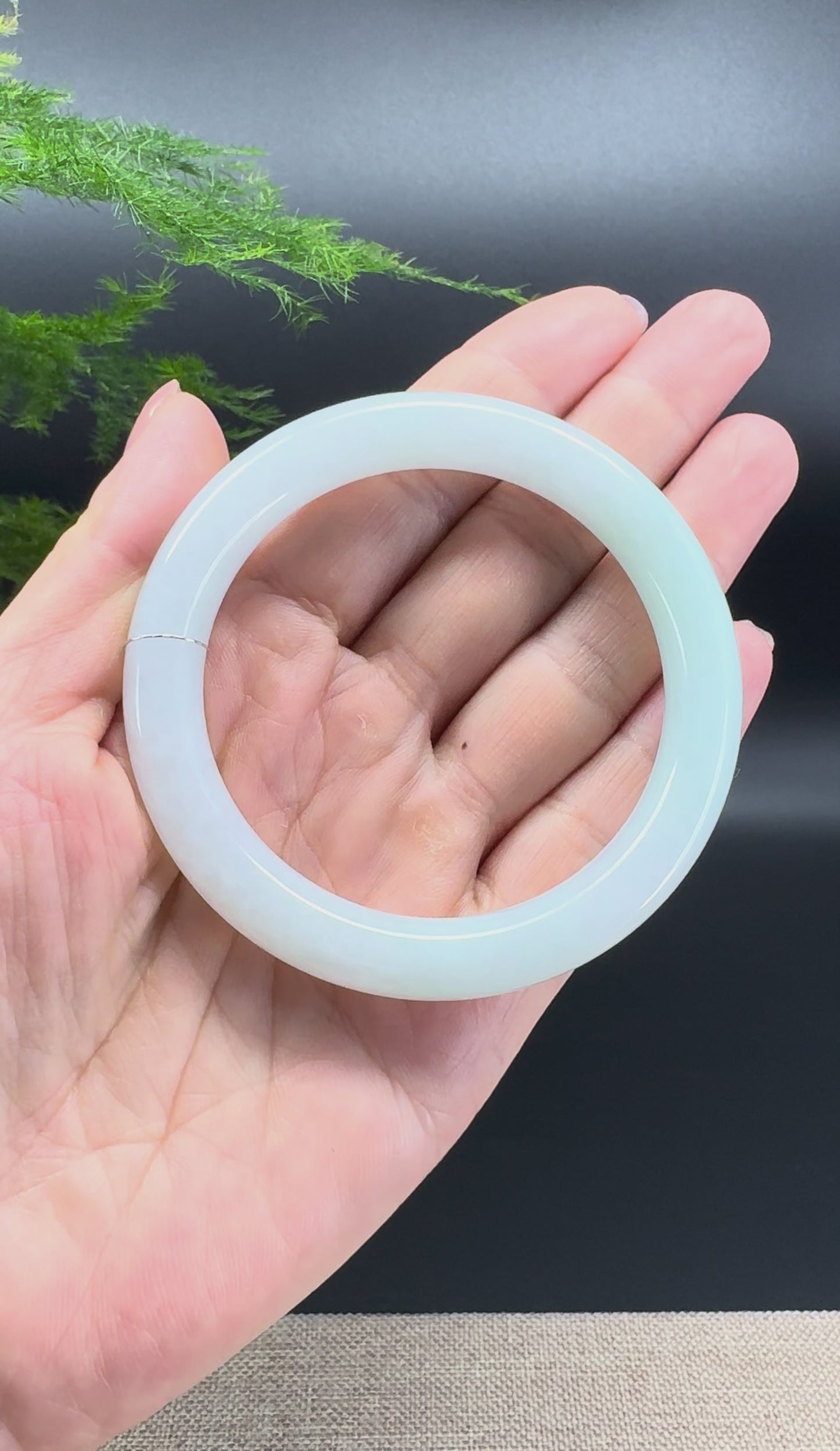 Load and play video in Gallery viewer, Genuine Burmese Green Jade Jadeite Bangle Bracelet ( 54.7mm )
