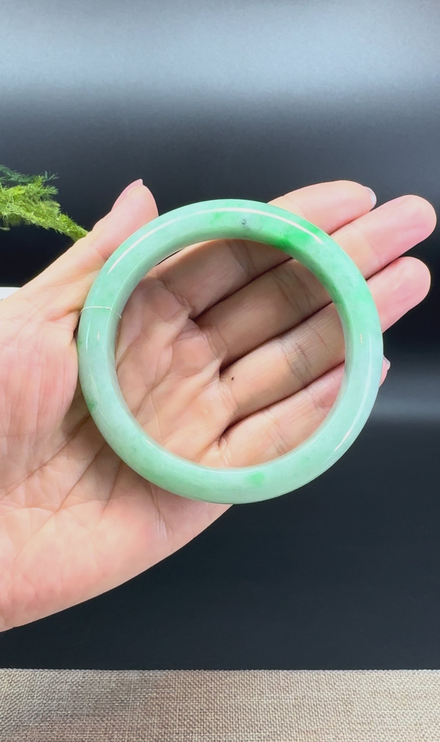 Load and play video in Gallery viewer, High Genuine Burmese Green Jade Jadeite Bangle Bracelet ( 60.5mm )
