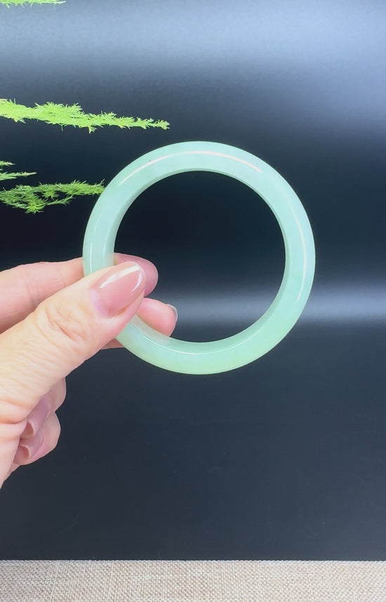 Load and play video in Gallery viewer, Genuine Burmese Green Jade Jadeite Bangle Bracelet (54.5mm)
