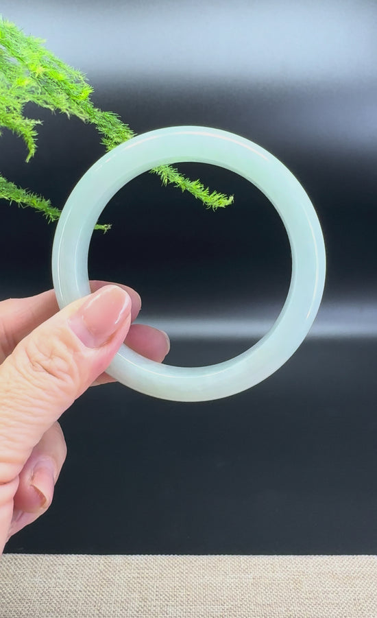 Load and play video in Gallery viewer, Genuine Burmese Green Jade Jadeite Bangle Bracelet ( 58.4mm )
