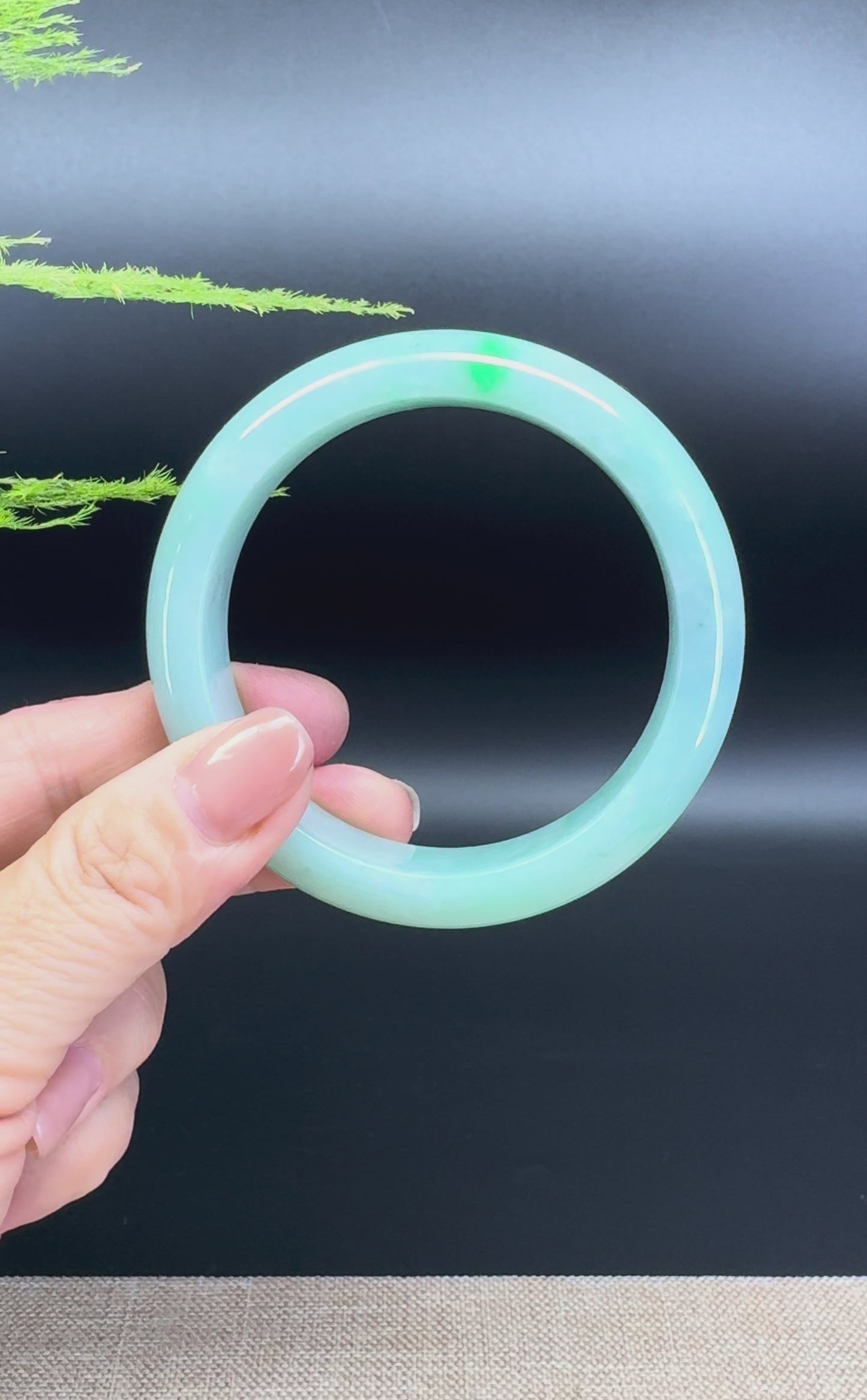 Load and play video in Gallery viewer, Genuine Burmese Green Jade Jadeite Bangle Bracelet ( 58.1mm )
