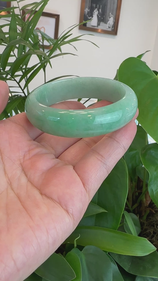 Load and play video in Gallery viewer, High-quality Apple Green Natural Burmese Jadeite Jade Bangle (58.41 mm ) #415
