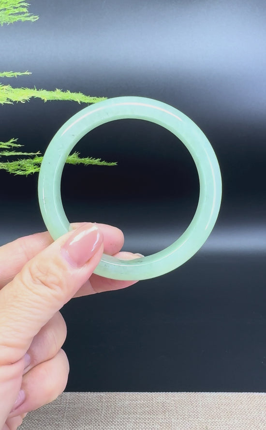 Load and play video in Gallery viewer, Genuine Burmese Green Jade Jadeite Bangle Bracelet (58mm)
