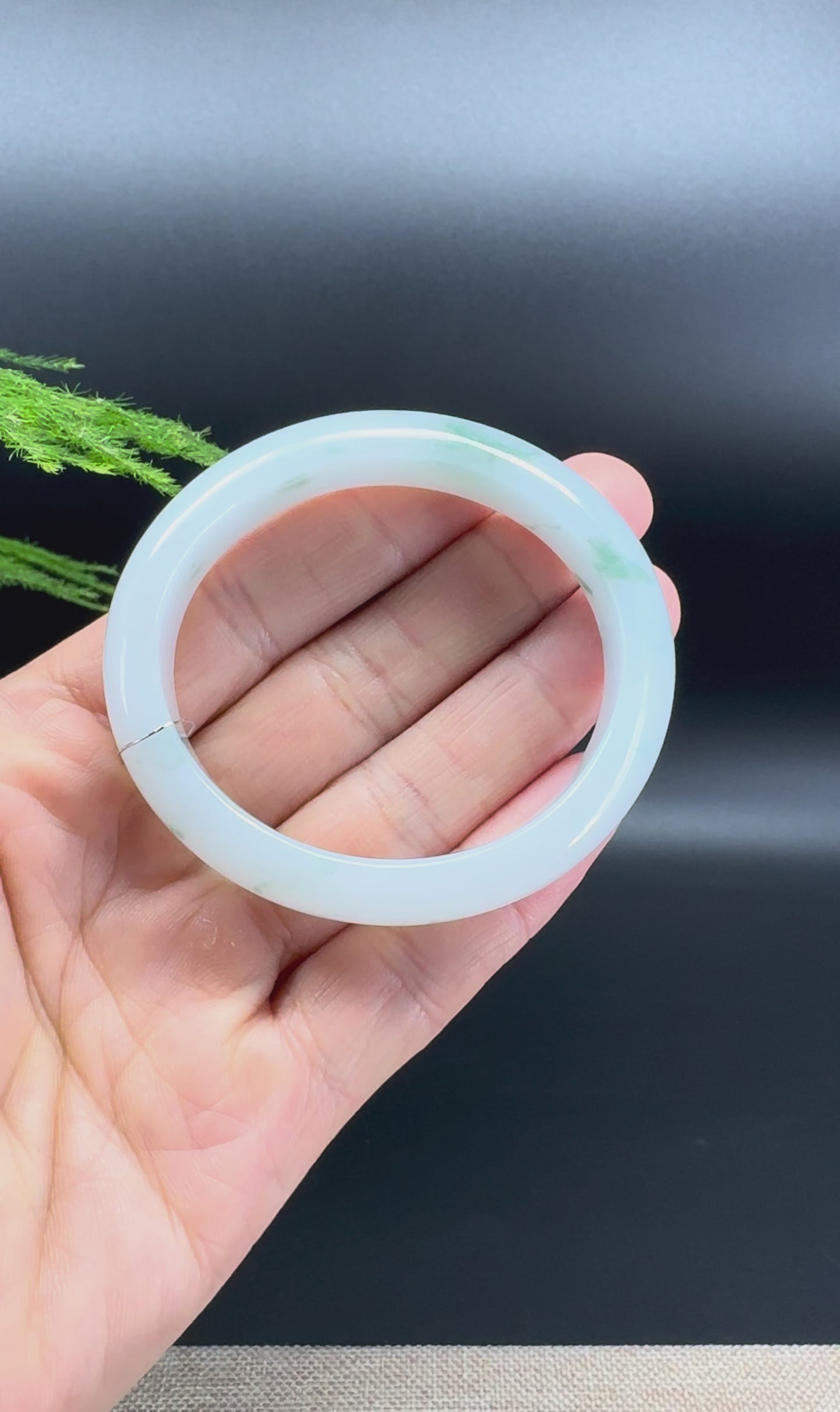 Load and play video in Gallery viewer, Genuine Burmese Green Jade Jadeite Bangle Bracelet ( 51.2*45.3mm )
