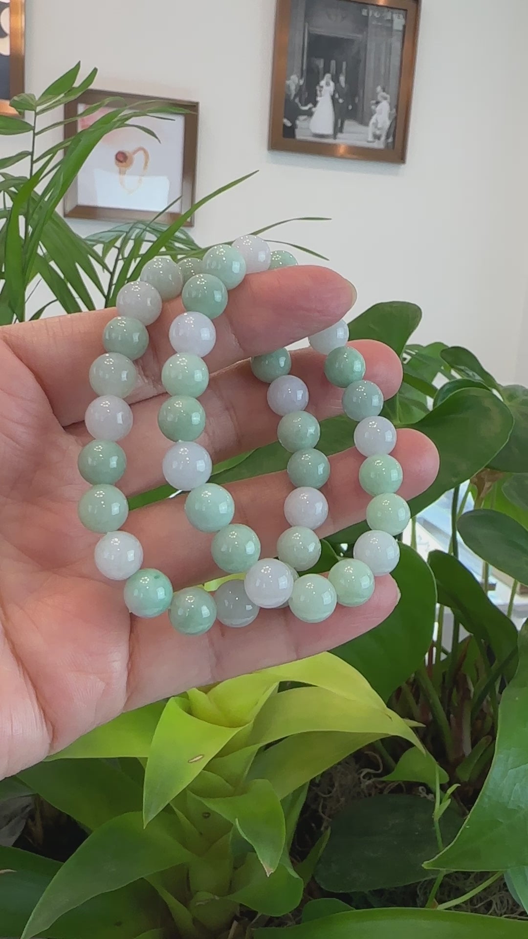 Load and play video in Gallery viewer, Natural Jadeite Jade Round Green Beads Bracelet ( 9.5 mm )
