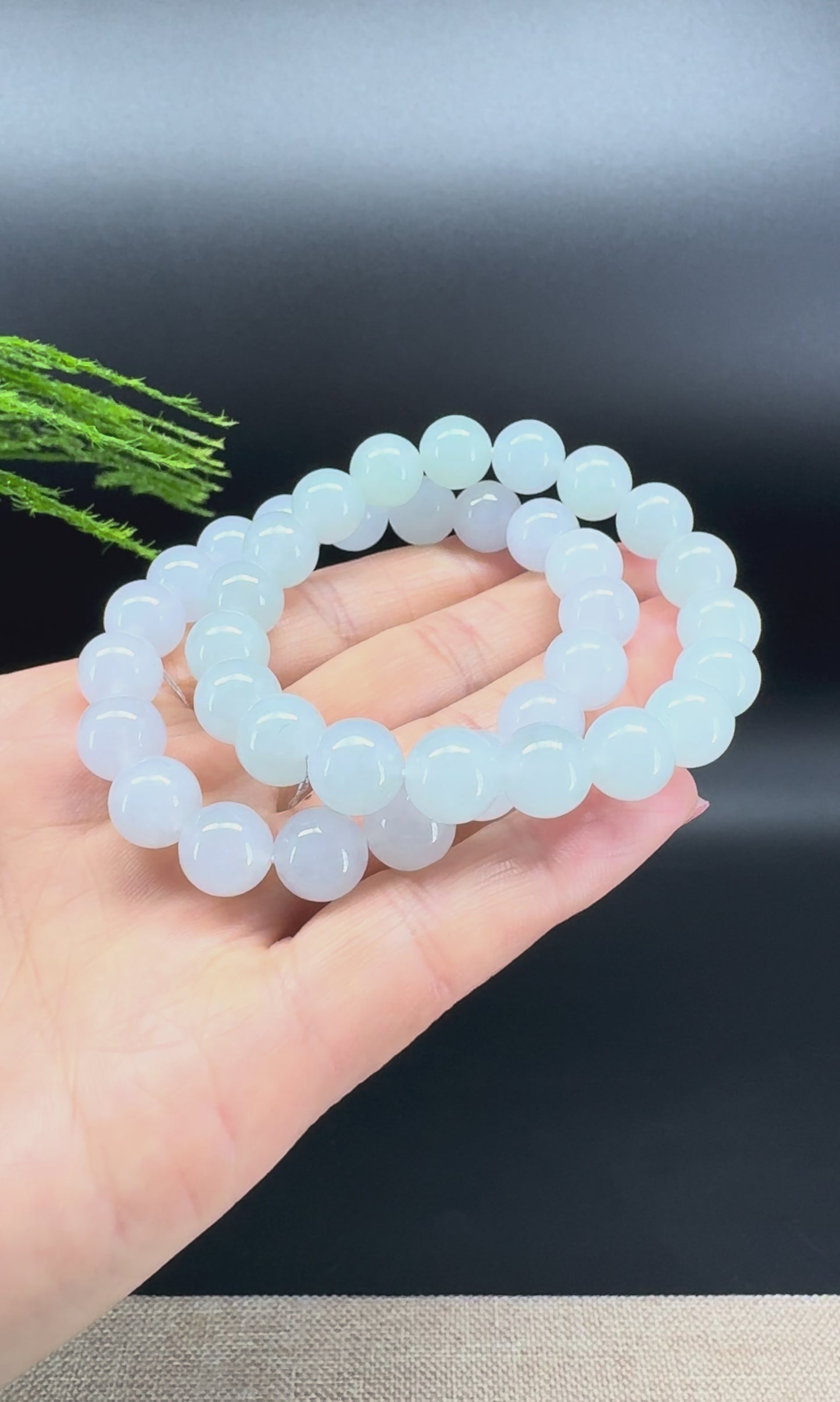 Load and play video in Gallery viewer, Natural Jadeite Jade Round Icy Beads Bracelet ( 10 mm )
