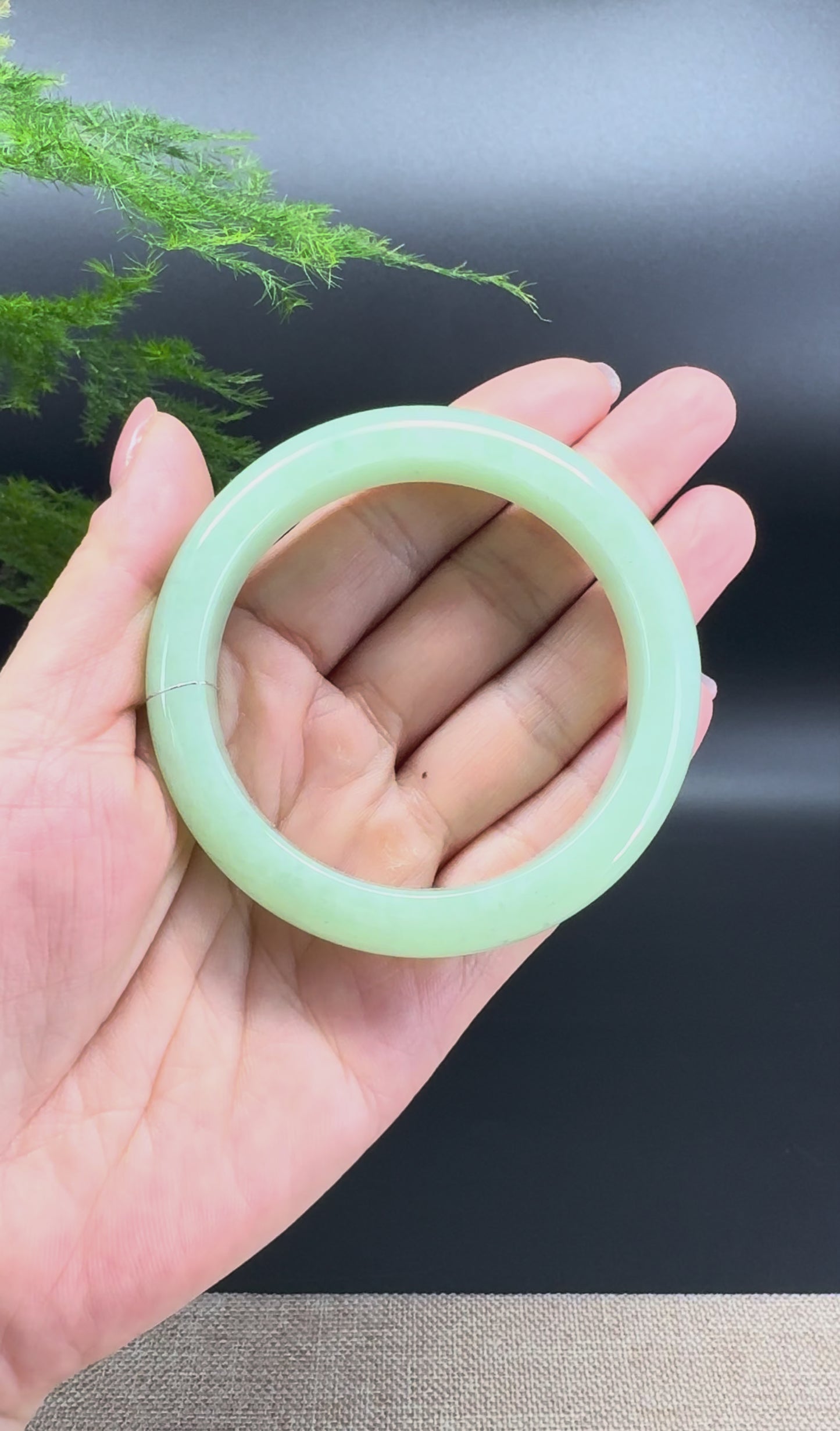 Load and play video in Gallery viewer, Genuine Burmese Green Jade Jadeite Bangle Bracelet (55.9mm)
