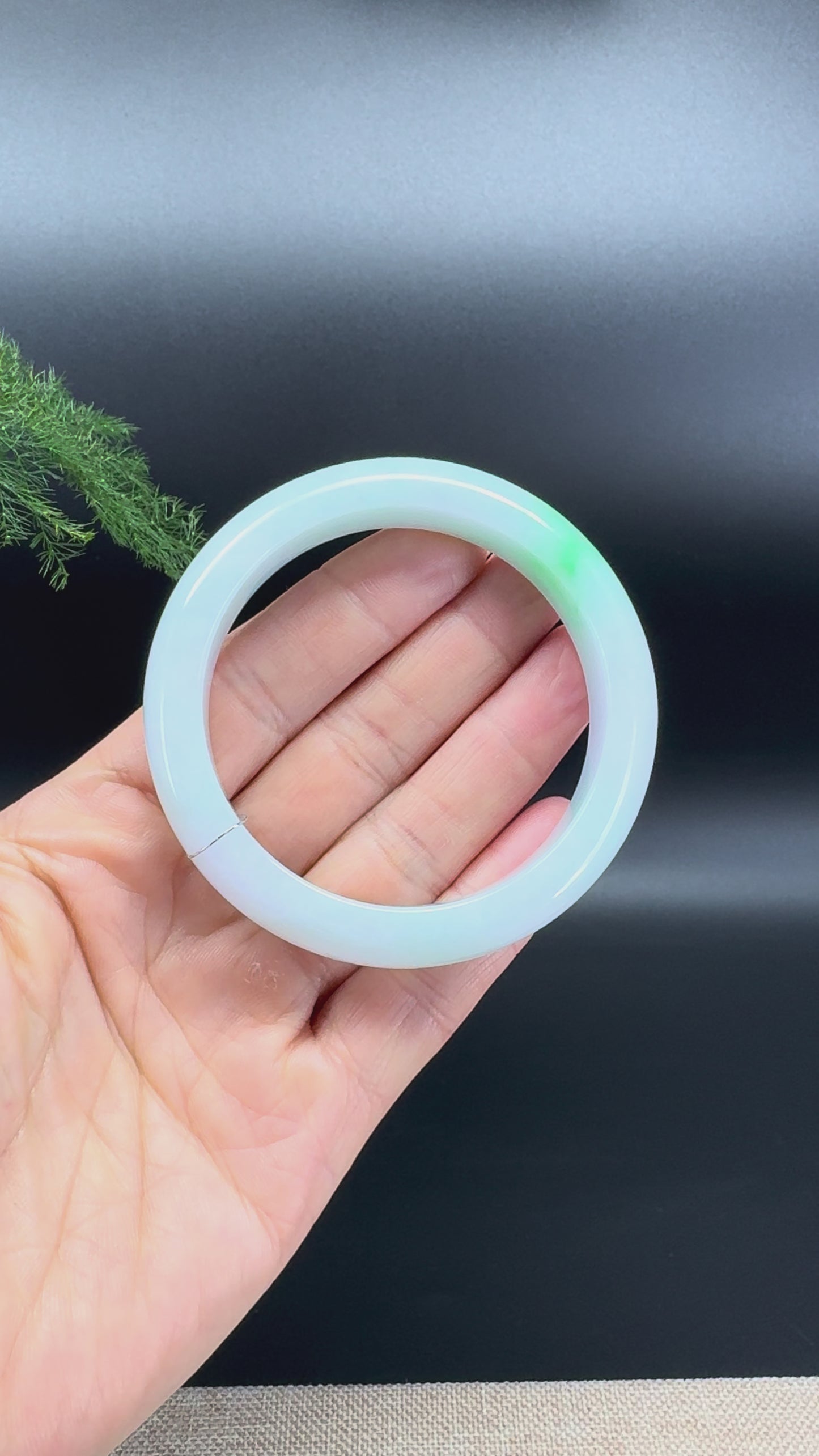 Load and play video in Gallery viewer, Genuine Burmese Green Jade Jadeite Bangle Bracelet ( 54.6mm )
