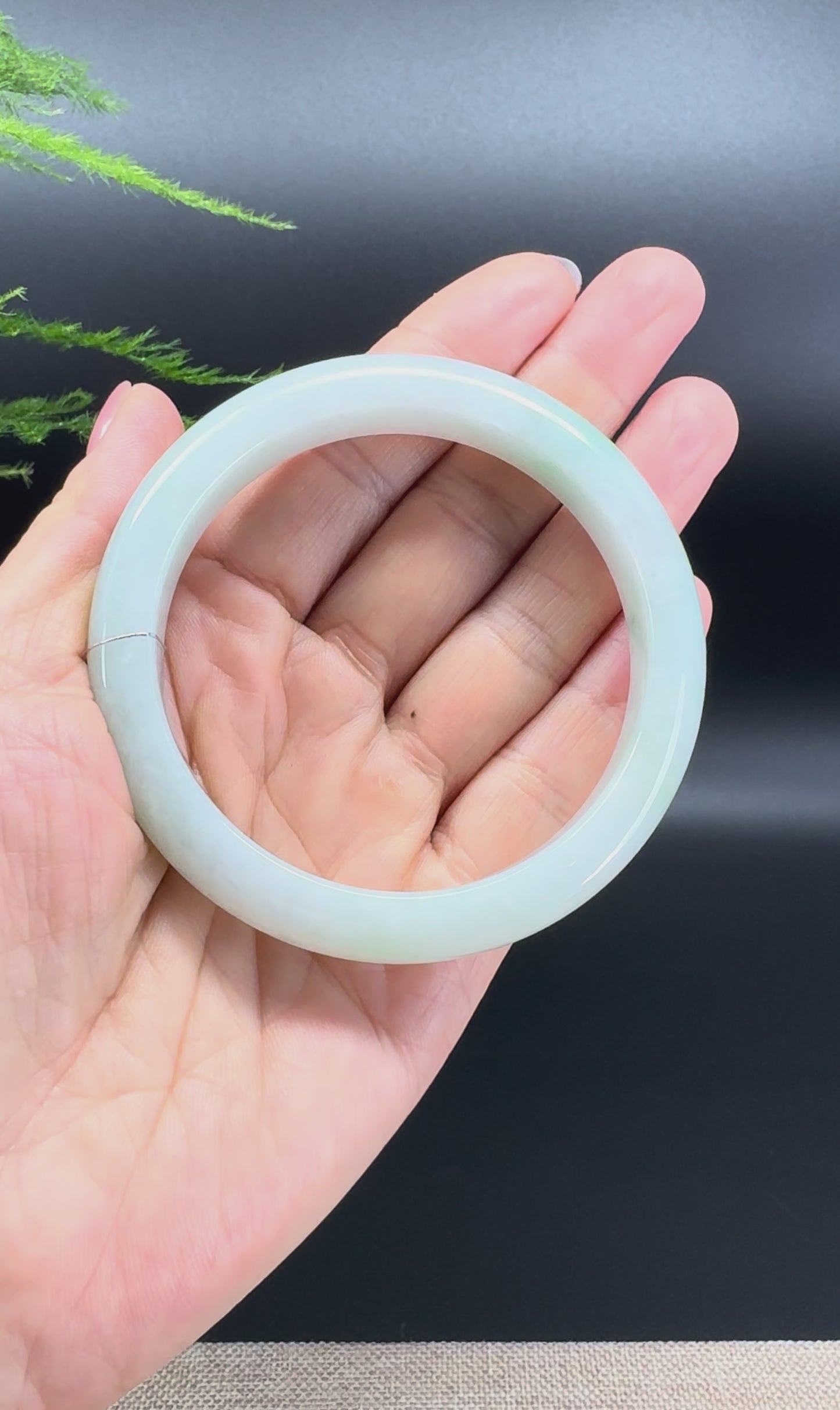 Load and play video in Gallery viewer, Genuine Burmese Green Jade Jadeite Bangle Bracelet ( 58.6mm )
