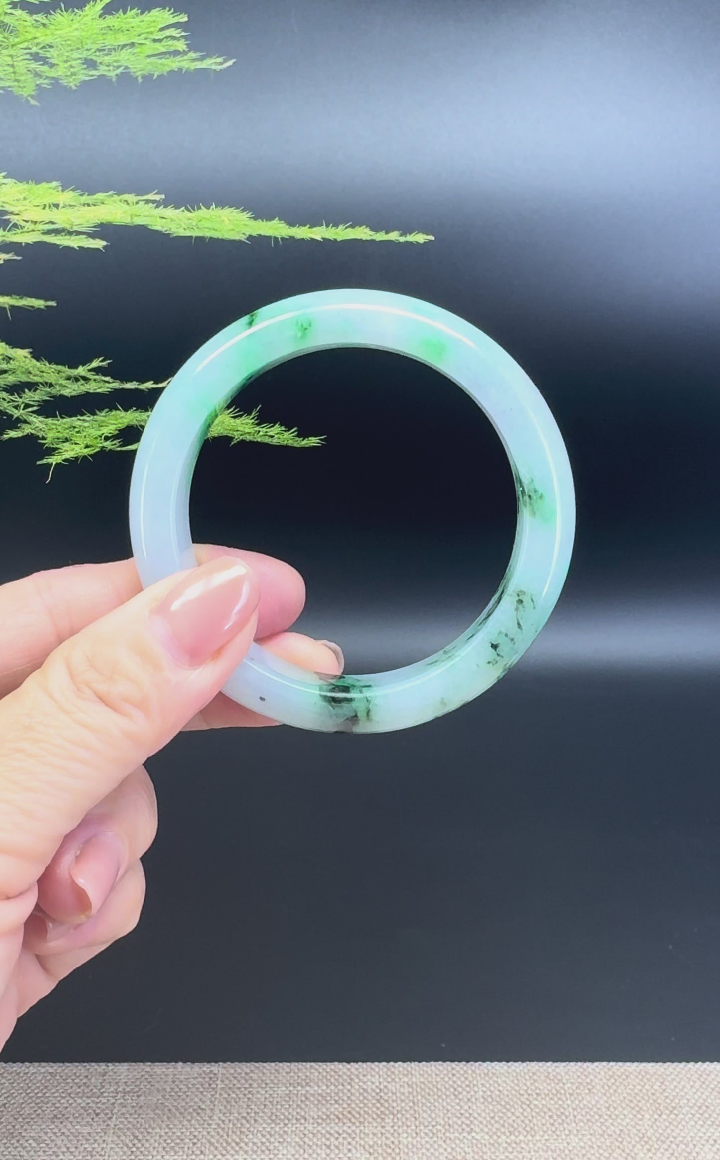 Load and play video in Gallery viewer, Genuine Burmese Green Jade Jadeite Bangle Bracelet ( 52.5mm )
