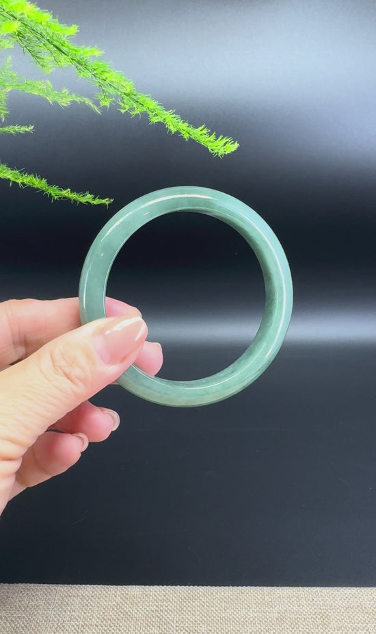 Load and play video in Gallery viewer, Genuine Burmese Green Jade Jadeite Bangle Bracelet (57.9mm)
