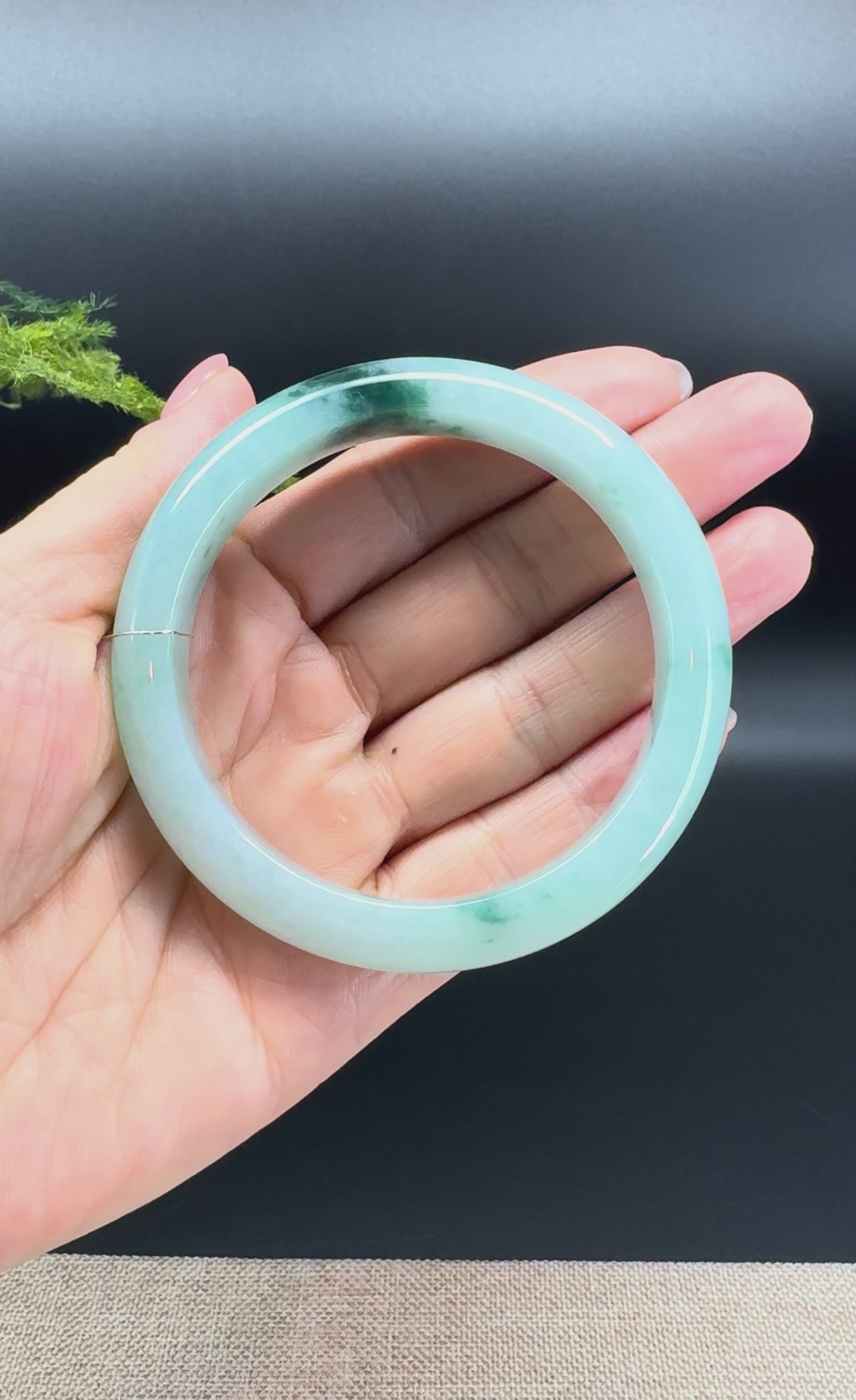 Load and play video in Gallery viewer, Genuine Burmese Green Jade Jadeite Bangle Bracelet ( 59.1mm )
