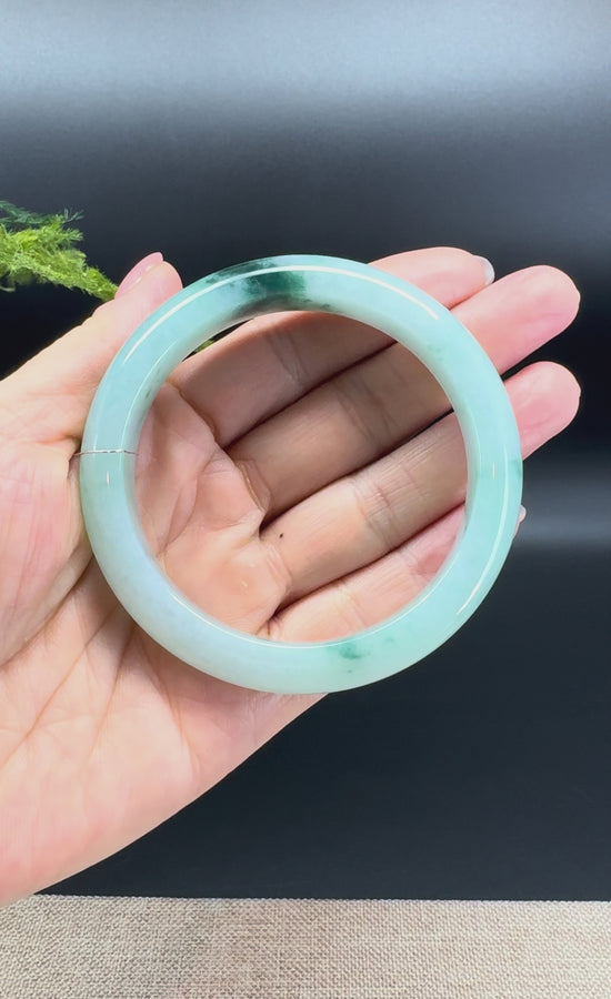 Load and play video in Gallery viewer, Genuine Burmese Green Jade Jadeite Bangle Bracelet ( 59.1mm )
