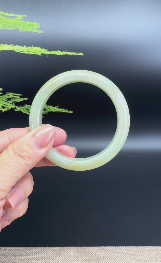 Load and play video in Gallery viewer, Genuine Burmese Yellow Jade Jadeite Bangle Bracelet ( 54.9mm )
