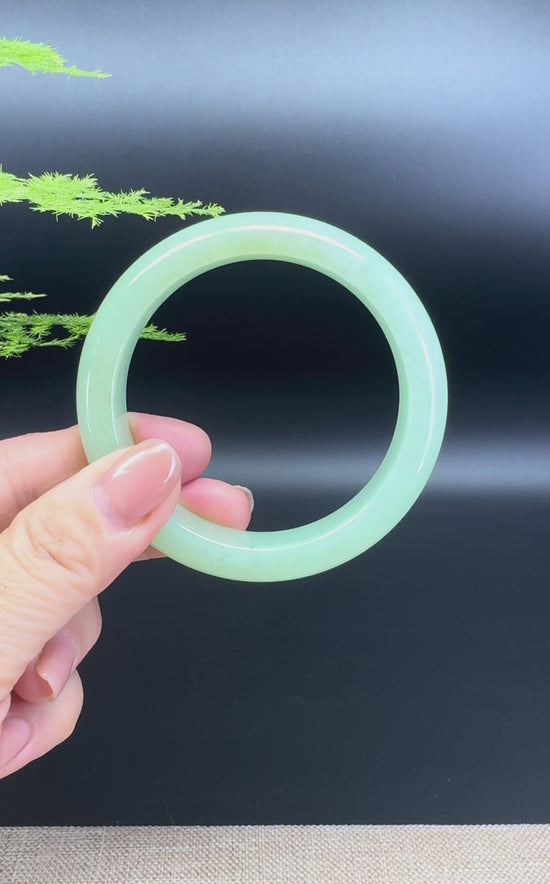 Load and play video in Gallery viewer, Genuine Burmese Green Jade Jadeite Bangle Bracelet (55.9mm)
