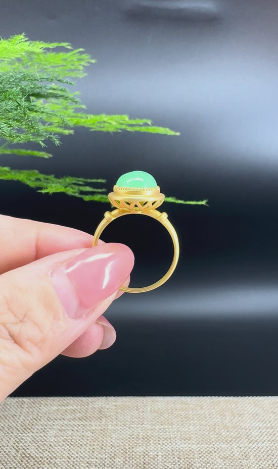 Load and play video in Gallery viewer, RealJade® &amp;quot;Signature Signet&amp;quot; 18K Yellow Gold Imperial Jadeite Jade Classic Ring
