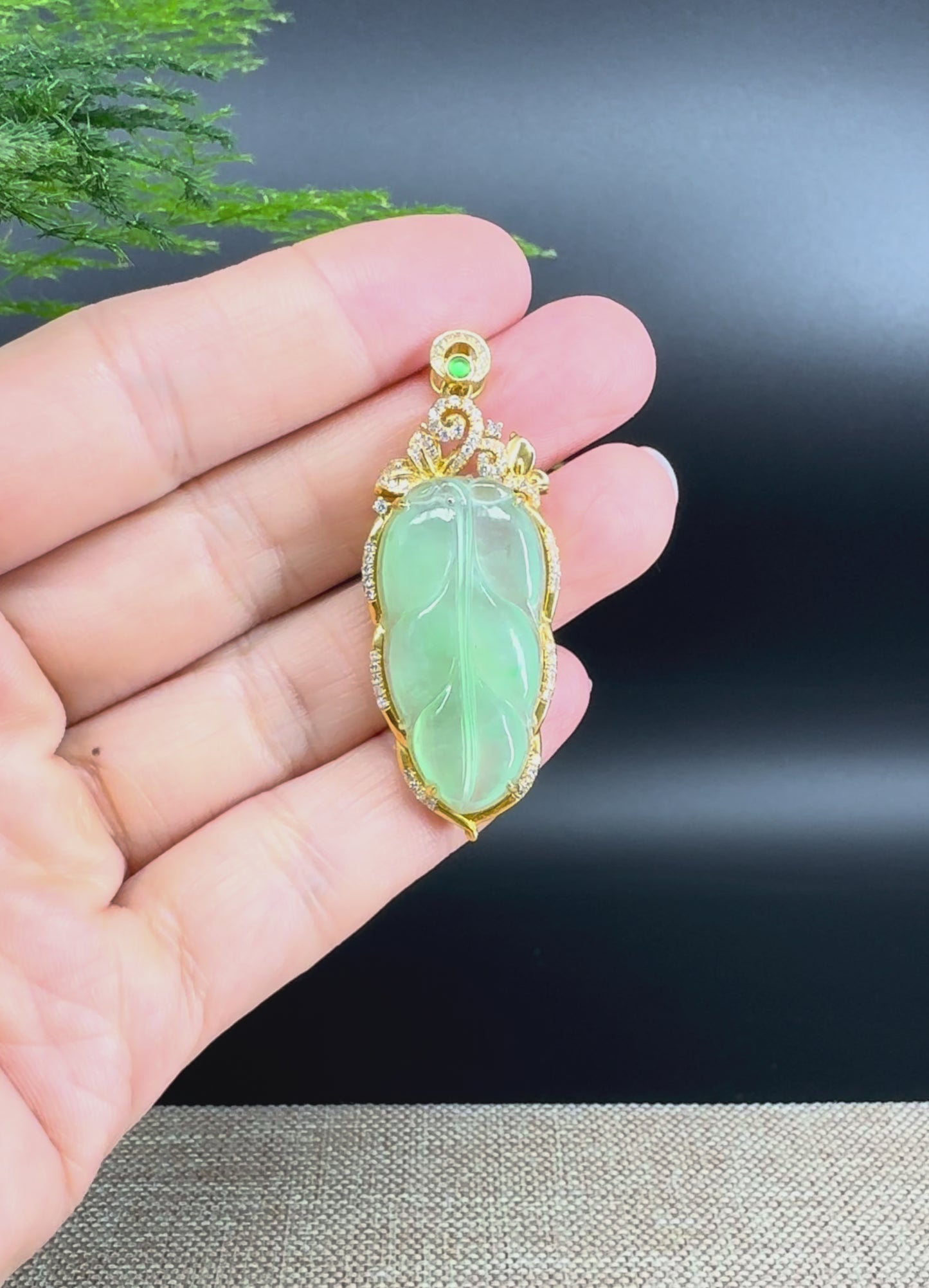 Load and play video in Gallery viewer, High end genuine Green Jadeite Jade Jin Zhi Yu Ye (Leaf) Necklace With Yellow Gold Diamond Bail
