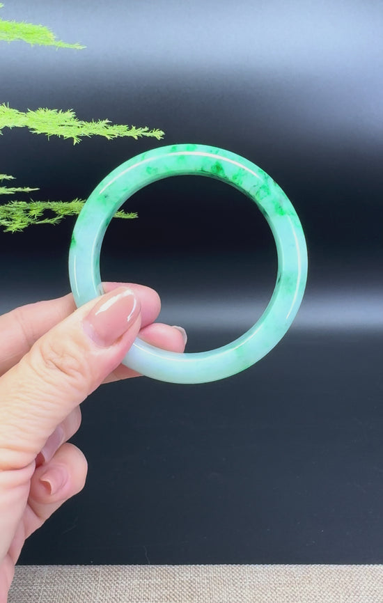 Load and play video in Gallery viewer, Genuine Burmese Green Jade Jadeite Bangle Bracelet ( 54.3mm )
