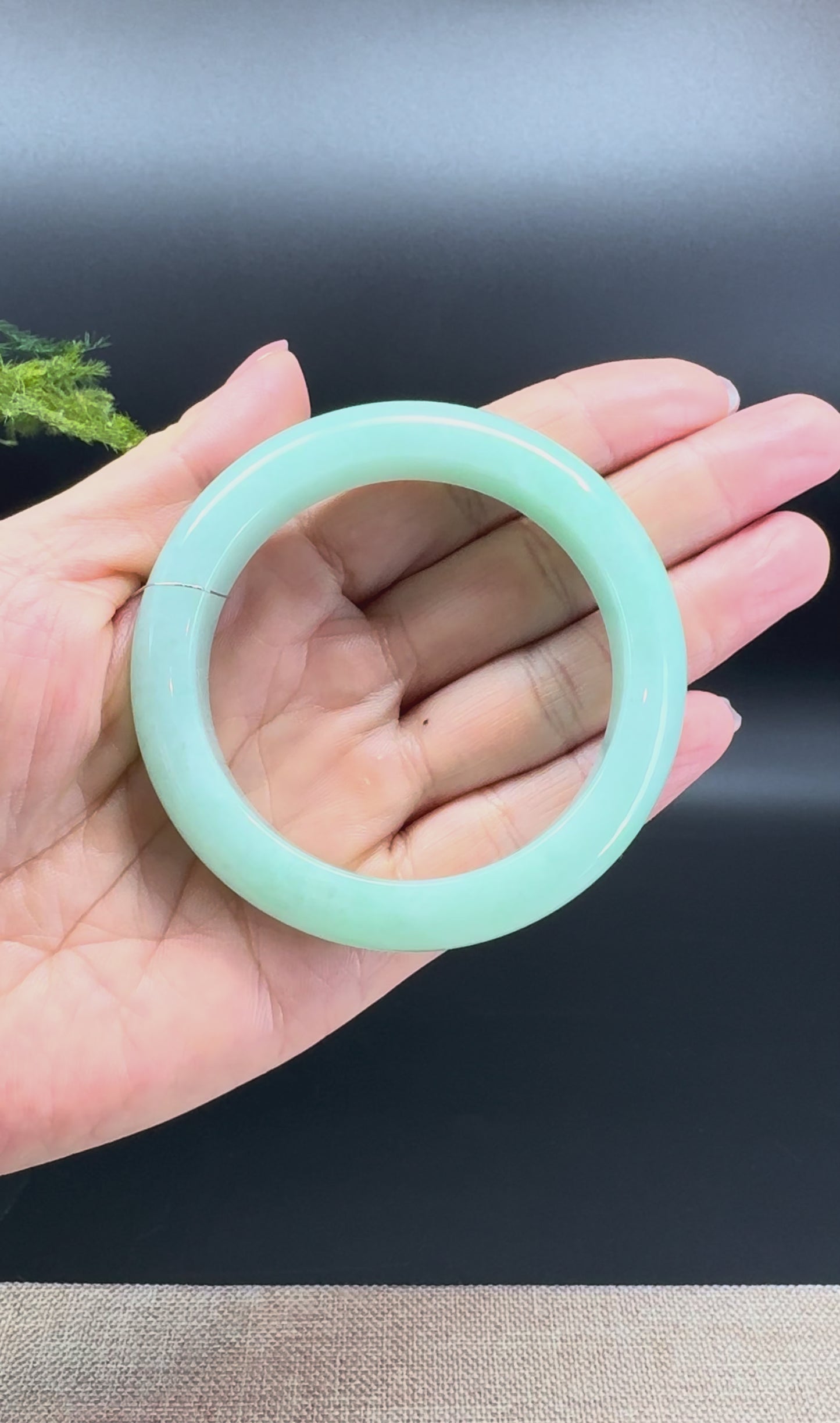 Load and play video in Gallery viewer, Genuine Burmese Green Jade Jadeite Bangle Bracelet ( 53.6mm )
