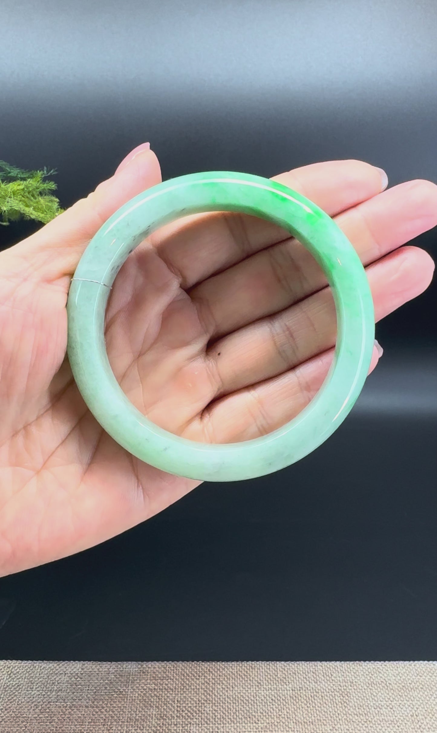 Load and play video in Gallery viewer, High Genuine Burmese Green Jade Jadeite Bangle Bracelet ( 60.4mm )
