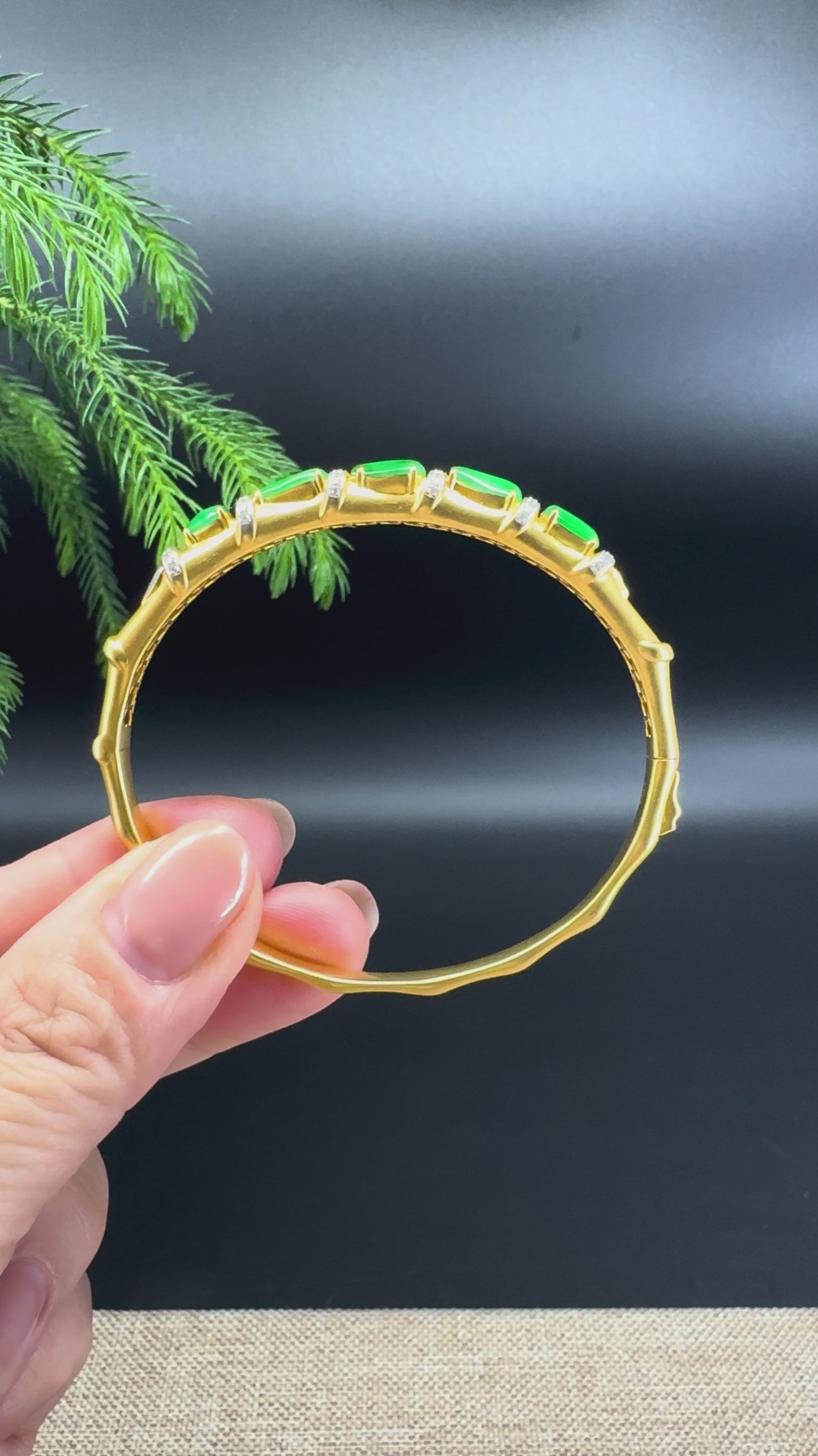 Load and play video in Gallery viewer, RealJade Luxury 18K Yellow Gold Genuine Green Jadeite Jade Bamboo Bangle With Diamonds
