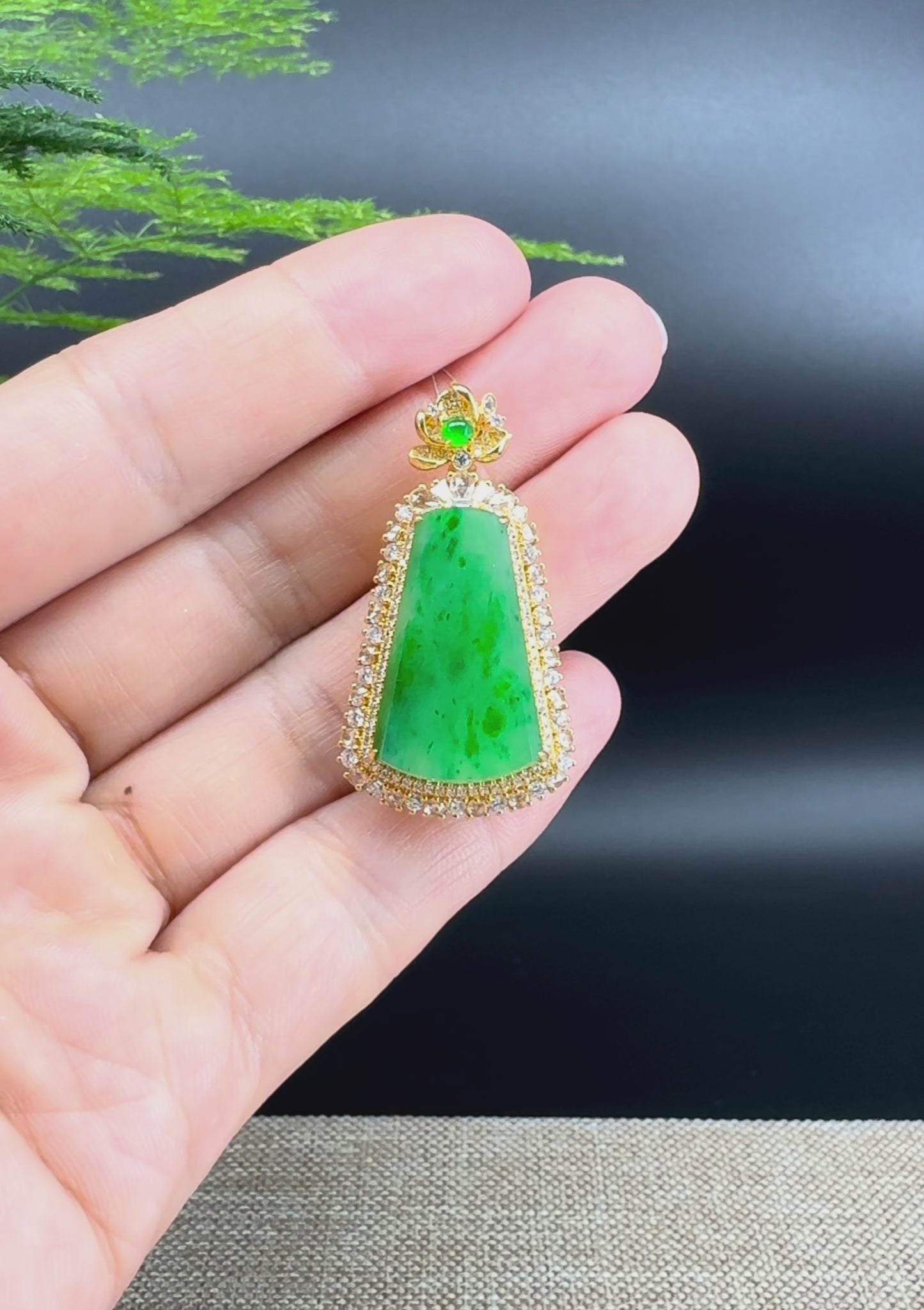 18K Yellow Gold High-End Imperial Jadeite Jade "Ping An Wu Shi Pai" Necklace with Diamonds