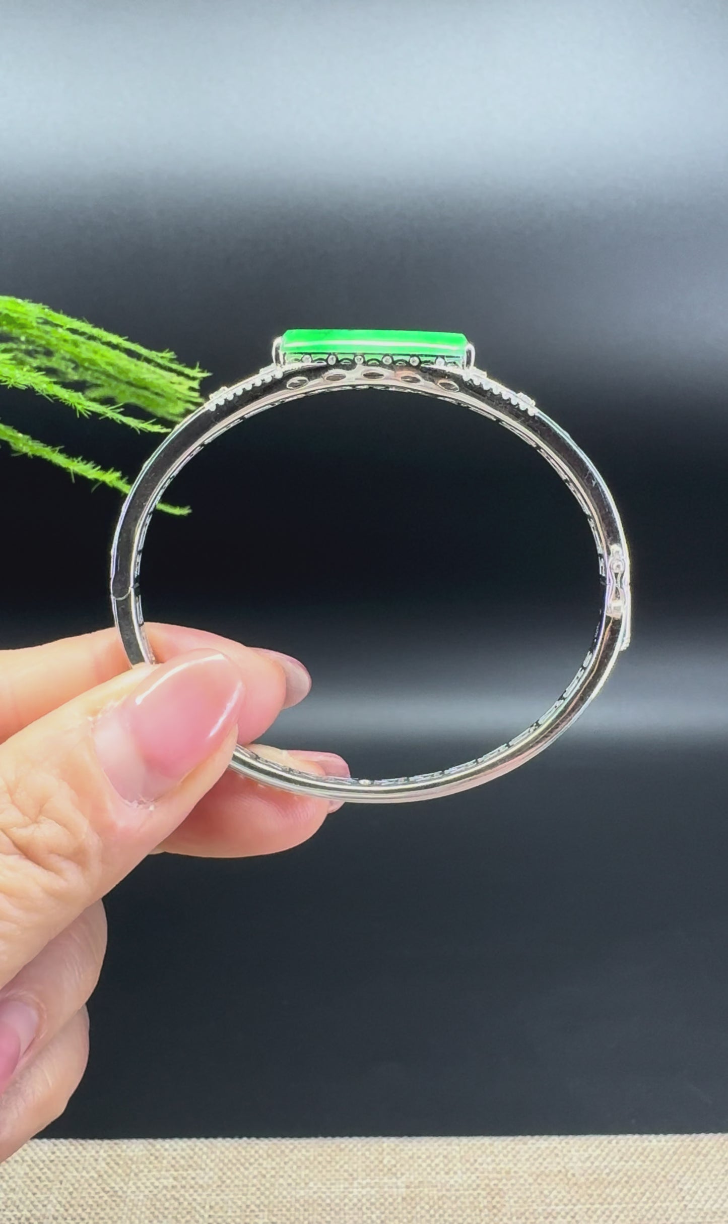 Load and play video in Gallery viewer, RealJade Luxury 18K White Gold Genuine Green Jadeite Jade Bangle With Diamonds
