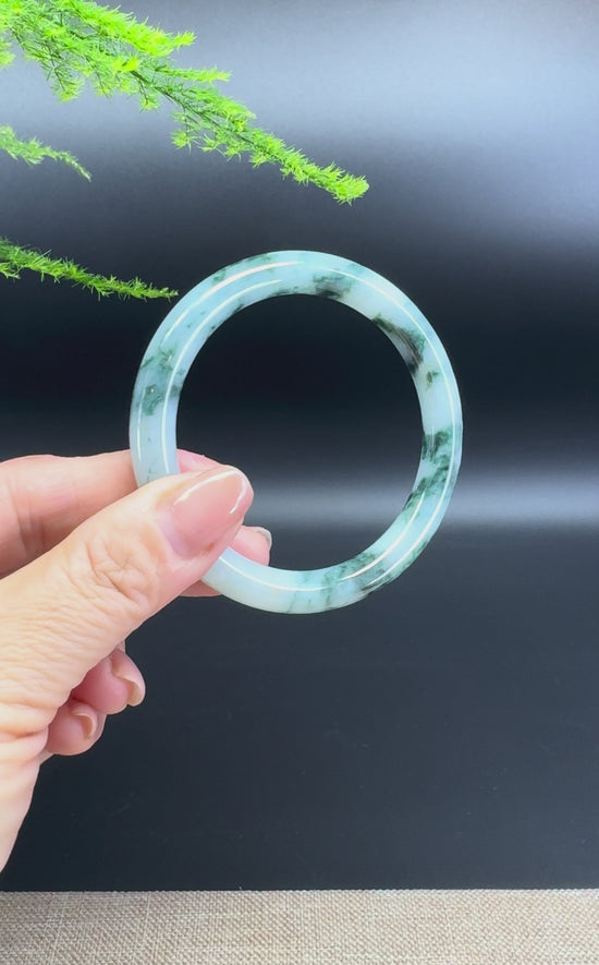 Load and play video in Gallery viewer, Genuine Burmese Green Jade Jadeite Bangle Bracelet ( 55.2mm )

