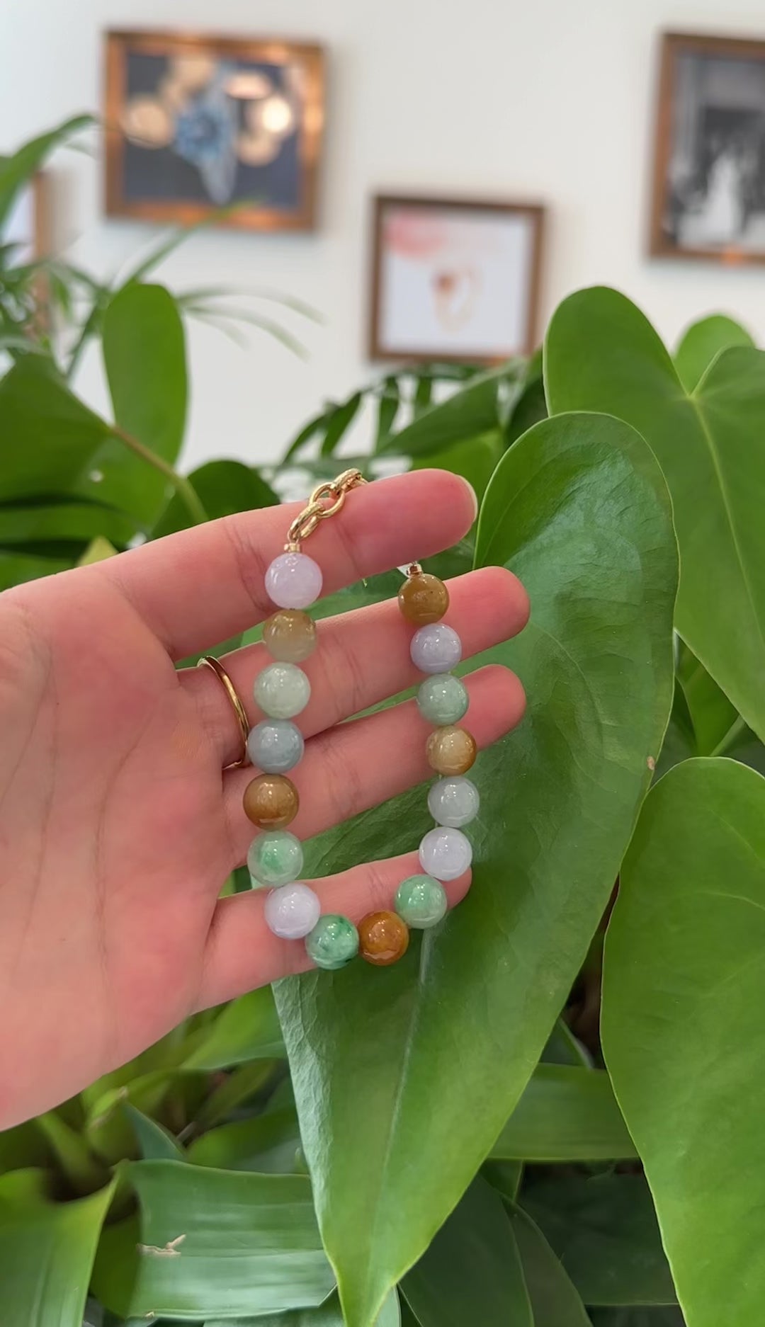Load and play video in Gallery viewer, High Multiple Colors Jadeite Jade Beads Bracelet With 18K Yellow Gold Clasp ( 9.5 mm )
