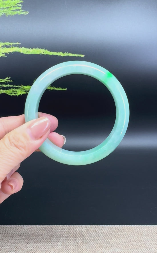 Load and play video in Gallery viewer, Genuine Burmese Green Jade Jadeite Bangle Bracelet ( 59.1mm )
