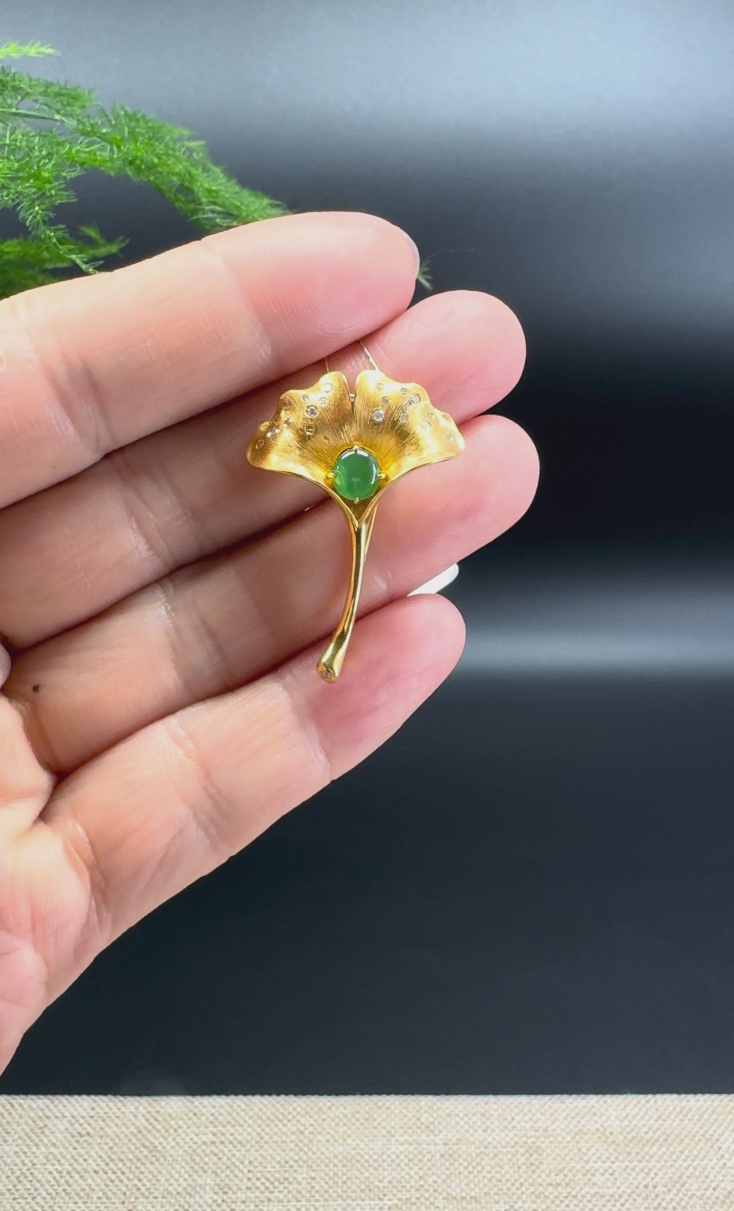 Load and play video in Gallery viewer, RealJade® &amp;quot;Ginkgo Leaf&amp;quot; 18K Yellow Gold Green Jadeite Jade Classic Brooch With Diamonds
