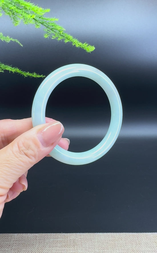 Load and play video in Gallery viewer, Genuine Burmese Green Jade Jadeite Bangle Bracelet ( 55.9mm )
