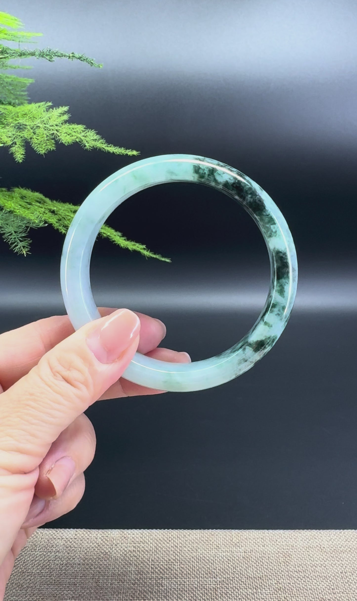 Load and play video in Gallery viewer, Genuine Burmese Green Jade Jadeite Bangle Bracelet ( 60.1mm )

