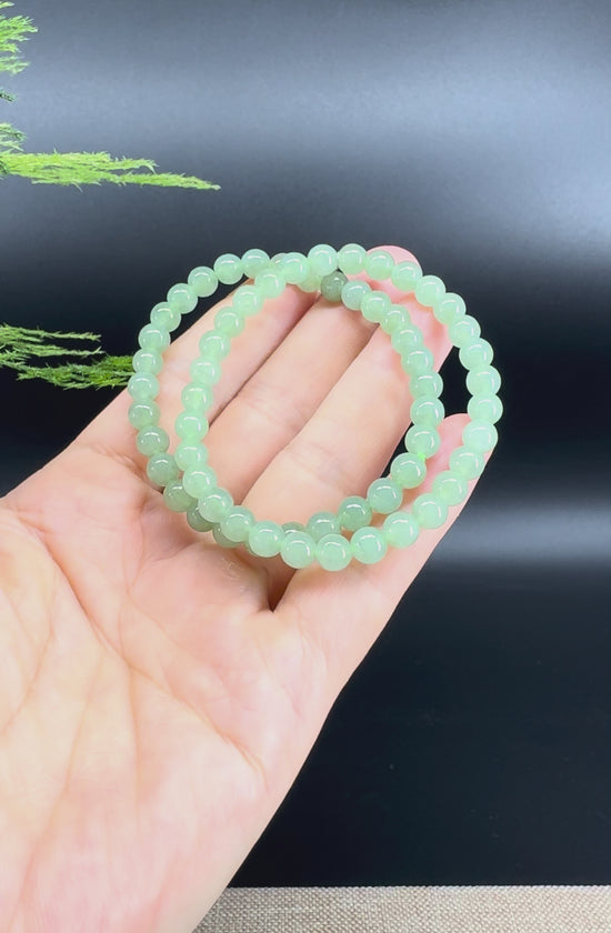 Load and play video in Gallery viewer, Natural Jadeite Jade Round Light Green Beads Bracelet ( 6 mm )
