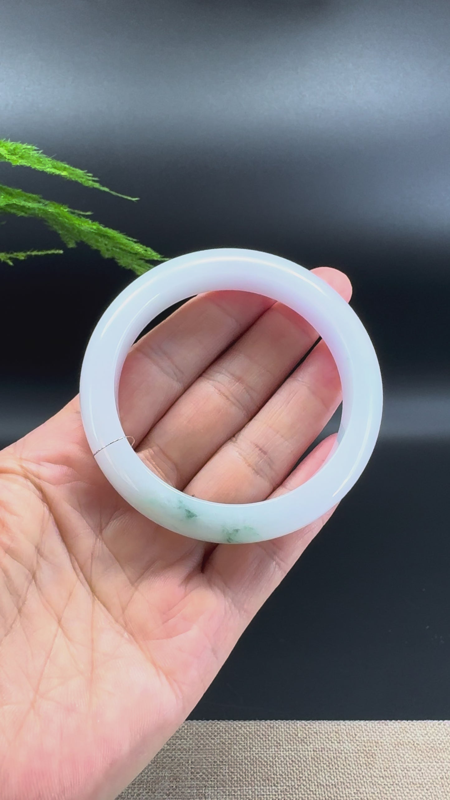 Load and play video in Gallery viewer, Genuine Burmese Green Flower Jadeite Jade Bangle Bracelet ( 55.1mm )
