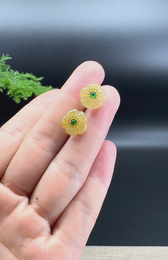 Load and play video in Gallery viewer, RealJade® &amp;quot;Classic Stud&amp;quot; 18k Yellow Gold Genuine Jadeite Jade Flowers Earrings
