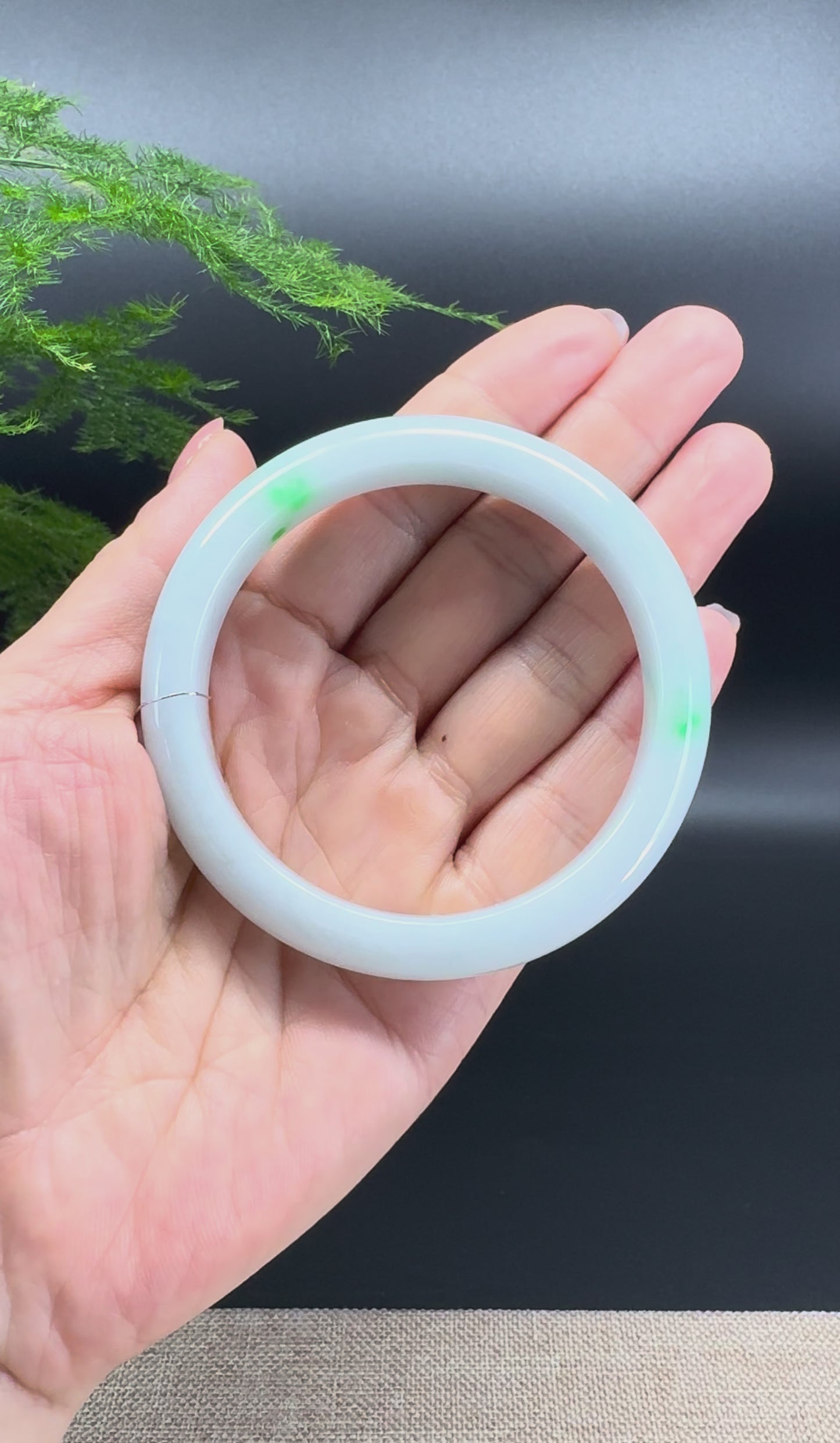 Load and play video in Gallery viewer, Genuine Burmese Green Jade Jadeite Bangle Bracelet (57.7mm)
