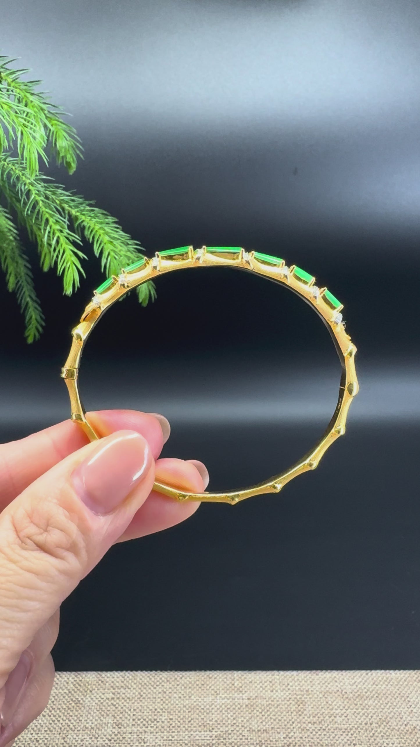 Load and play video in Gallery viewer, RealJade Luxury 18K Yellow Gold Genuine Green Jadeite Jade Bamboo Bangle
