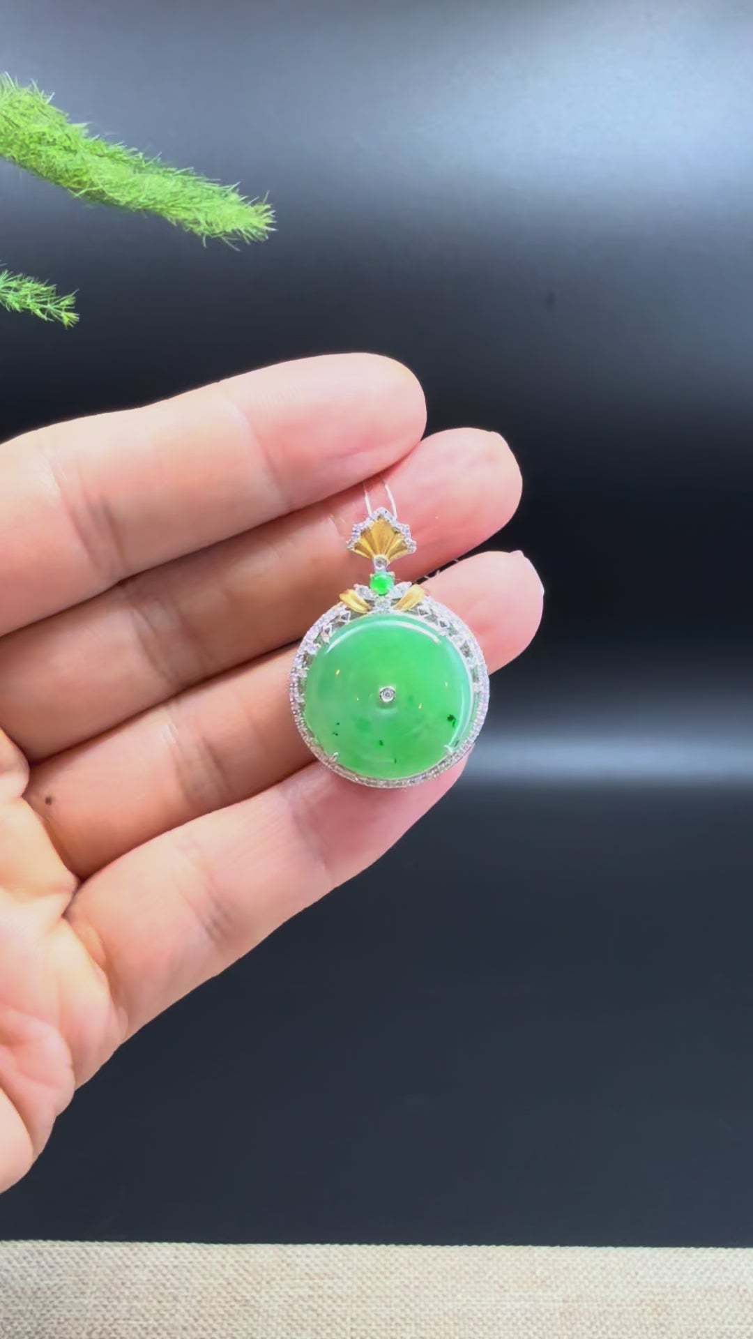 Load and play video in Gallery viewer, 18K Y/W Gold Green Jadeite Jade KouKou Necklace with Diamonds
