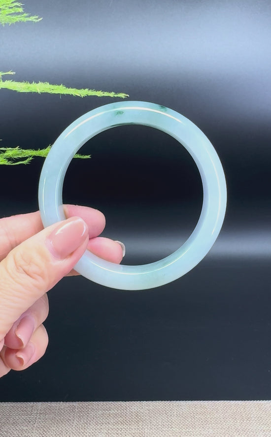 Load and play video in Gallery viewer, Genuine Burmese Green Jade Jadeite Bangle Bracelet ( 59.8mm )
