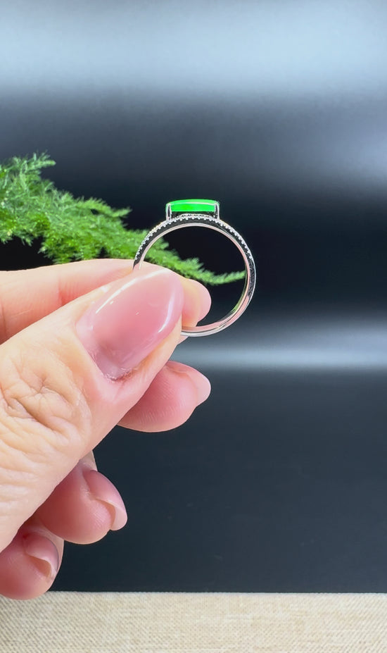 Load and play video in Gallery viewer, RealJade® 18K White Gold Imperial Green Jadeite Jade Diamonds Classic Ring
