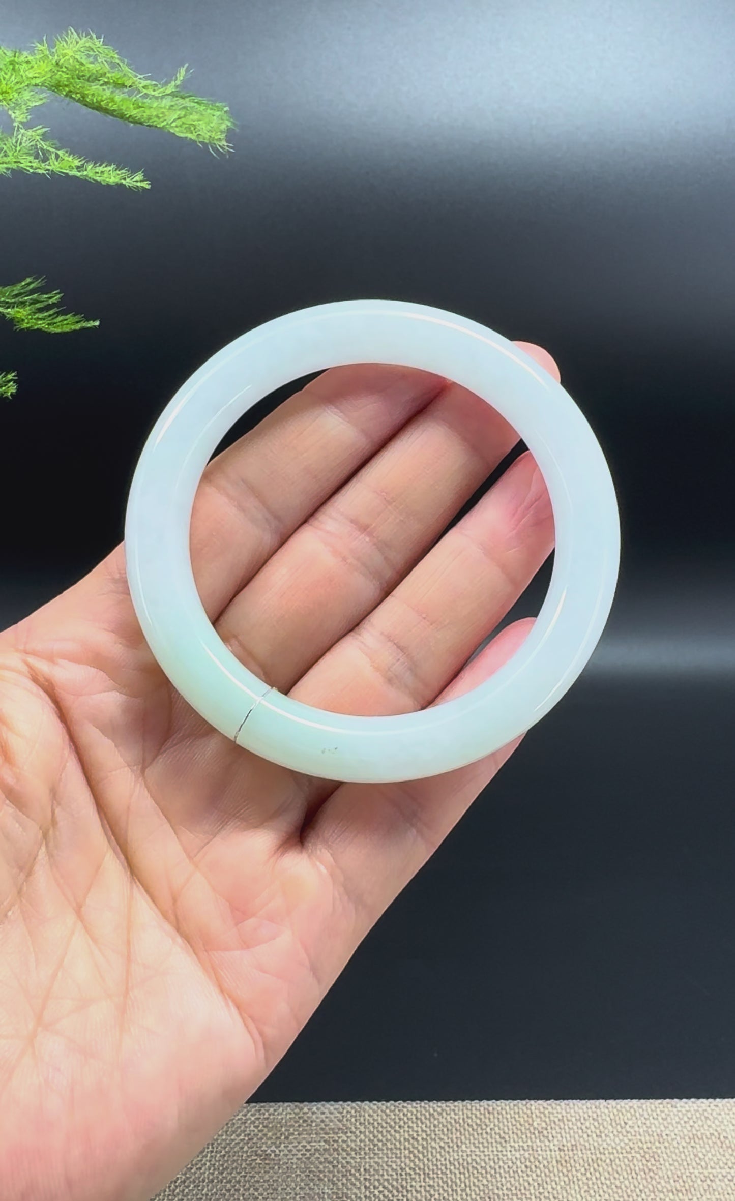 Load and play video in Gallery viewer, Genuine Burmese Green Jade Jadeite Bangle Bracelet ( 54.7mm )
