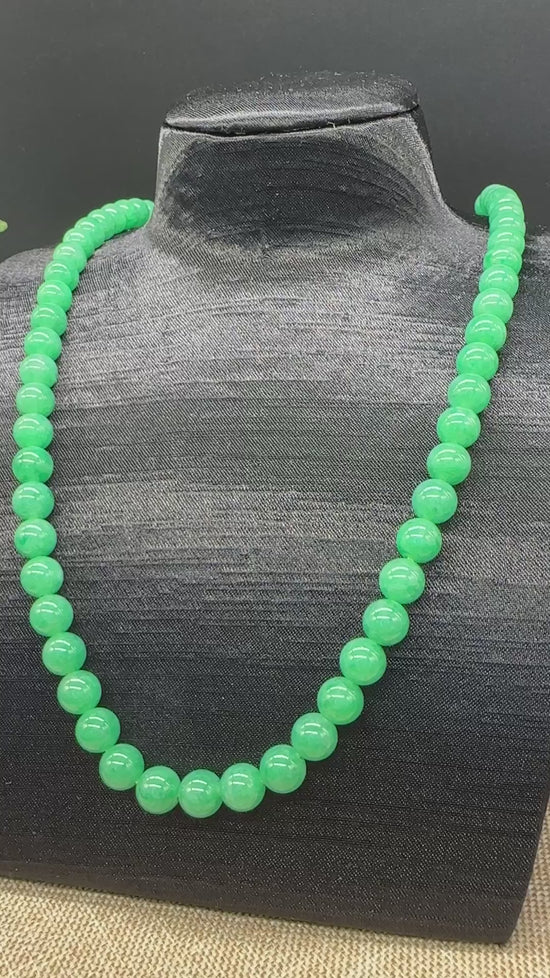 Load and play video in Gallery viewer, Radiant Opulence: High-End Jadeite Jade Beads Necklace ( Collectibles )
